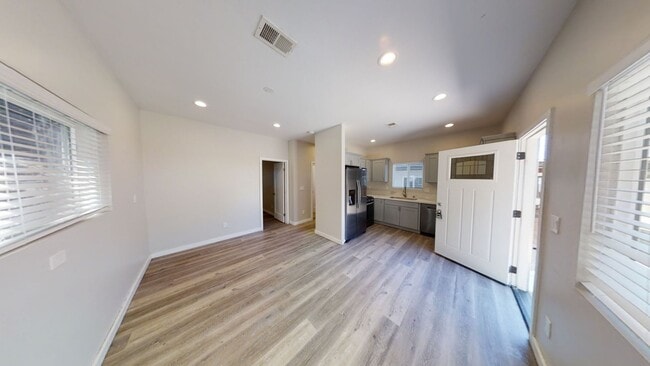 Building Photo - 4BD/2BA on Tipton!