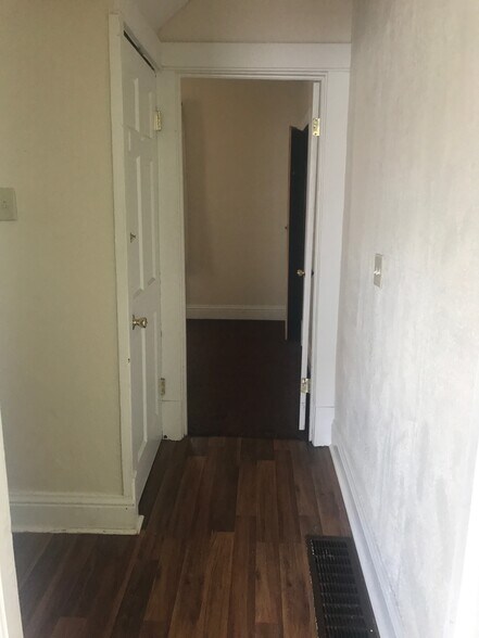 Building Photo - 422 W 45th St