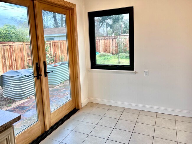Building Photo - 3 Bed / 1.5 Bath | Thornwood Terrace Home ...