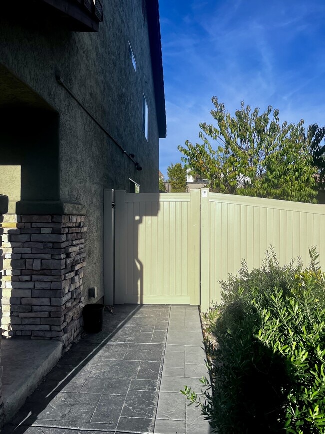 Building Photo - 1457 Knollwood Pl