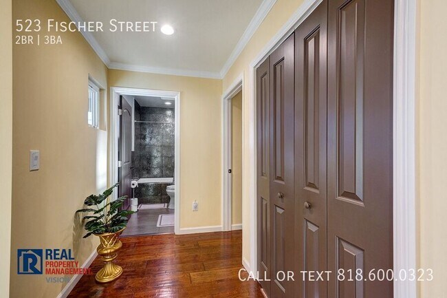 Building Photo - 523 Fischer St