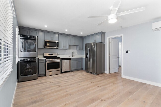 Interior Photo - 1024 Loma Avenue