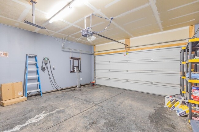 Building Photo - Conveniently located 3 Bedroom, 2 bath wit...