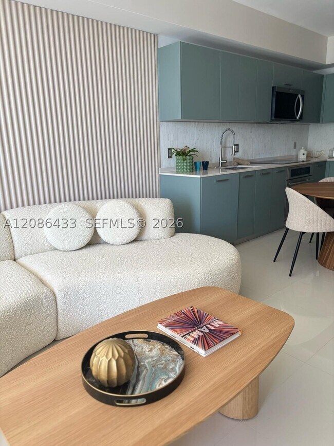 Building Photo - 1300 Brickell Bay Dr