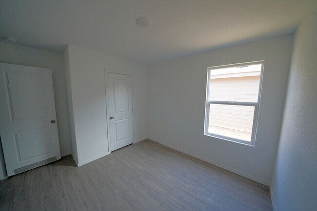 Building Photo - Gorgeous like-new home Available for Rent in Converse! Realtor Commission: $500