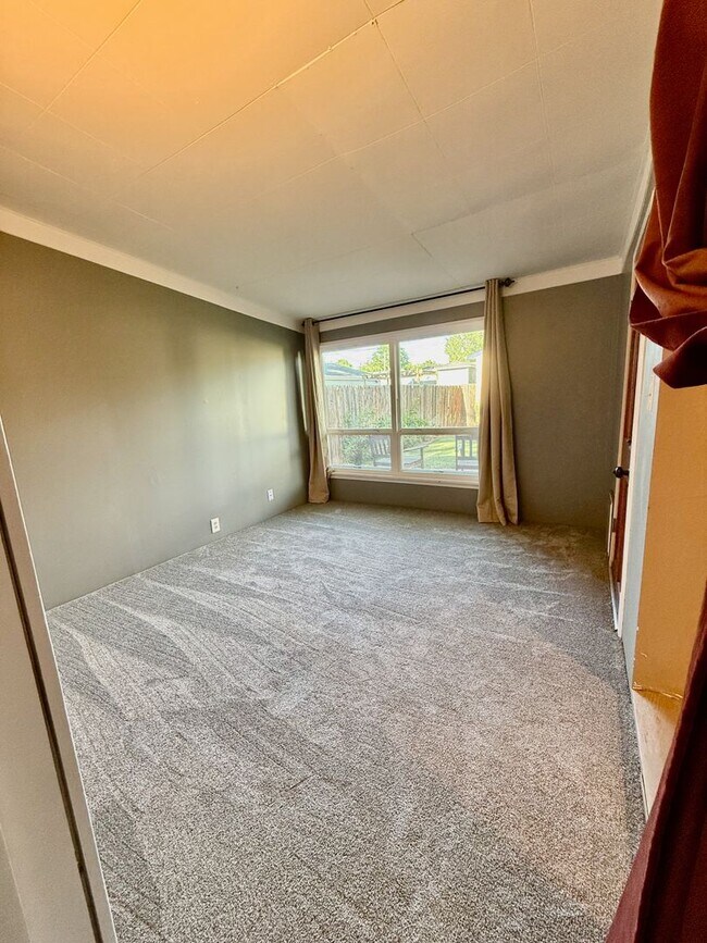 Building Photo - Updated 3 Bed Home with Large Yard