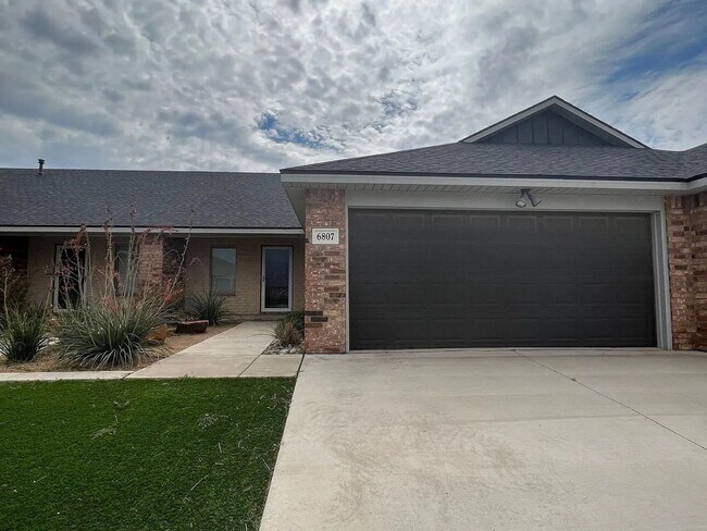 Primary Photo - Beautiful 2 bed/2 bath/2 car garage Townhome!