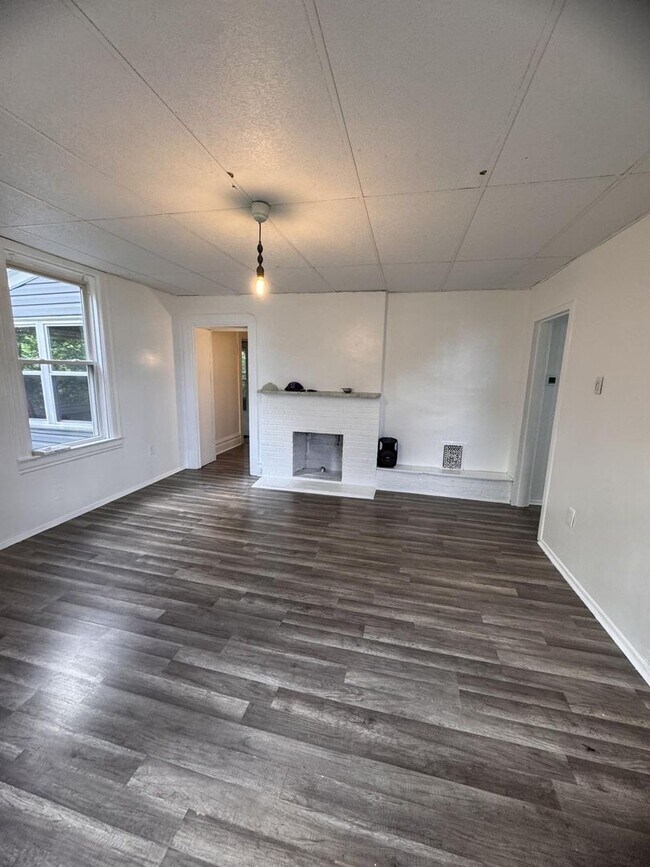 Building Photo - 585 Forest Ave