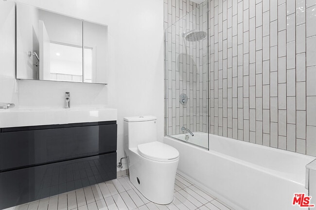 Building Photo - 1526 Armacost Ave