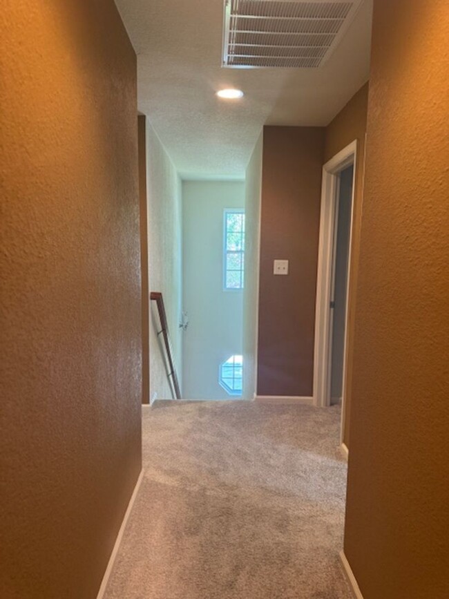 Building Photo - Beautifully Maintained 3-Bedroom Townhome ...