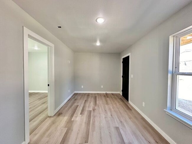 Building Photo - AVAILABLE! Stylish 1-bedroom, 1-bath town ...