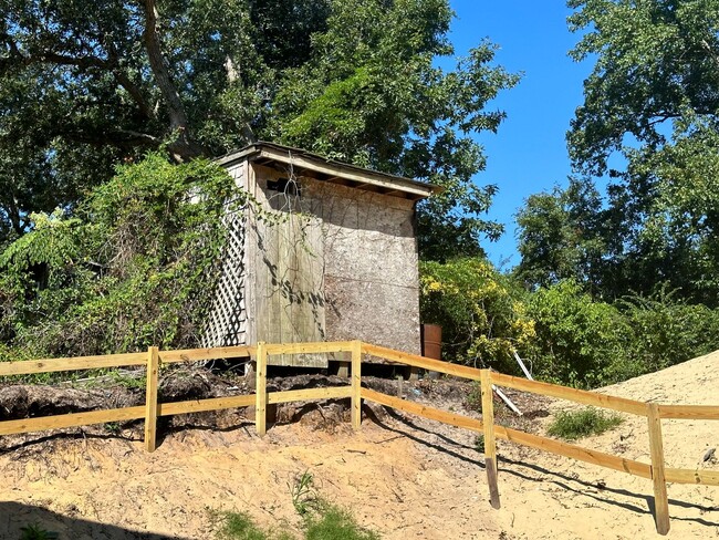 Building Photo - TREETOP HOME w/downstairs Suite