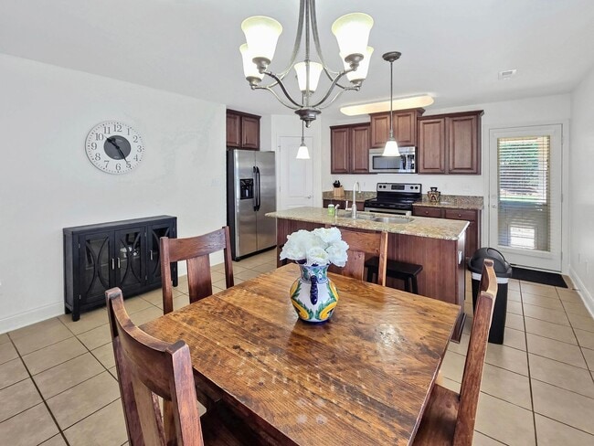 Building Photo - Charming Fully Furnished 3-Bedroom, 2-Bath...