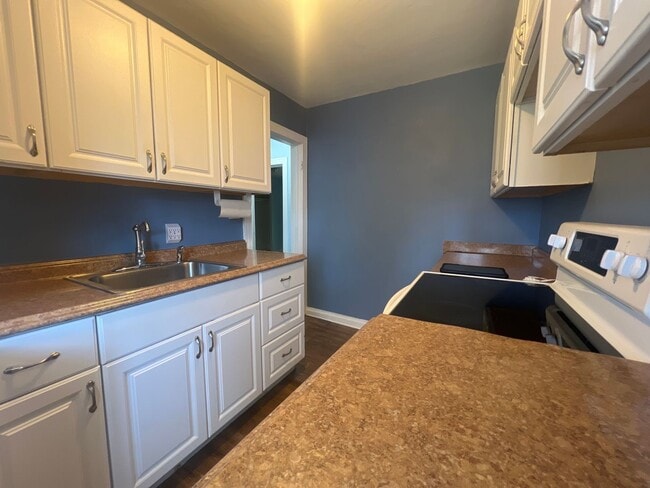 Building Photo - SHERWOOD FOREST