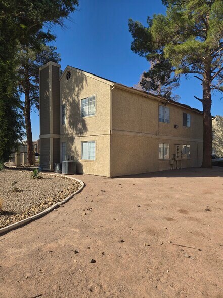 Building Photo - 2706 Jennydiane Dr