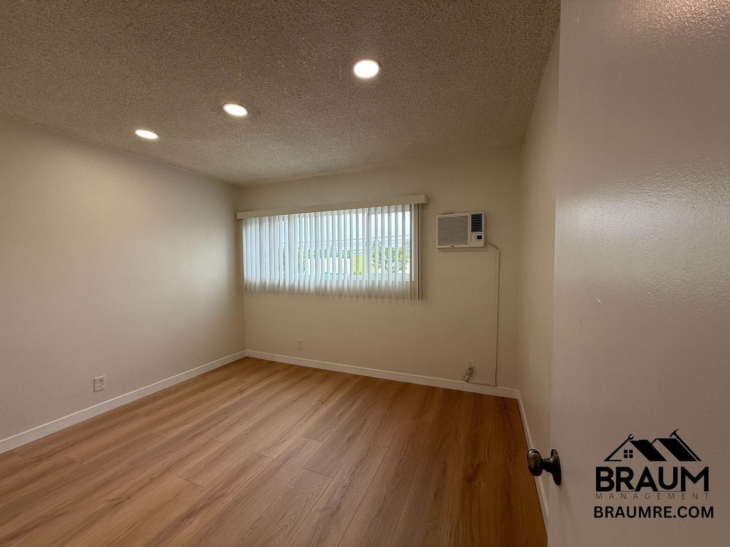 Building Photo - 13129 Oxnard St