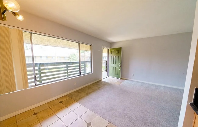 Building Photo - WELL MAINTAINED CONDO AT CREEKSIDE VILLAGE!