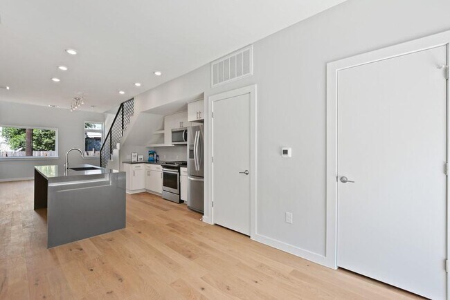 Building Photo - 2002 E 7th St