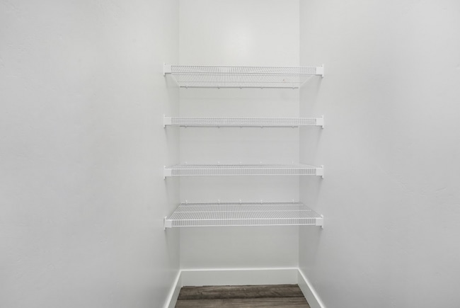 Building Photo - Modern 3-Bed, 2-Bath Apartment with Open F...