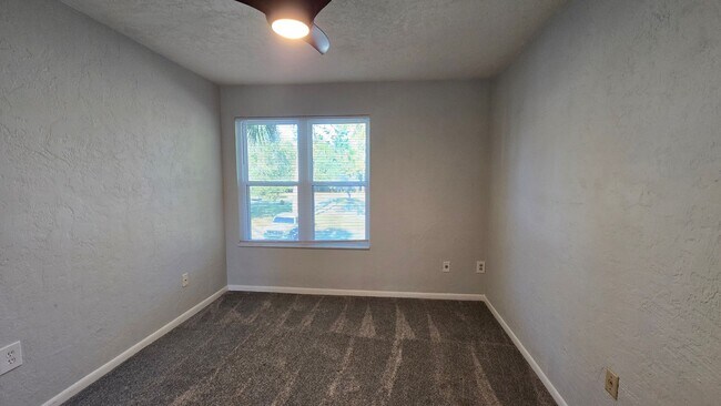 Building Photo - 3 bedroom 2 bath 2nd floor condo