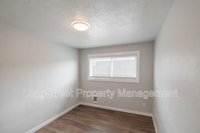 Building Photo - 208 SE 5th Ave