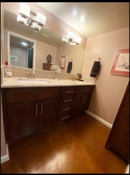 Master en suite bathroom - 500 N St