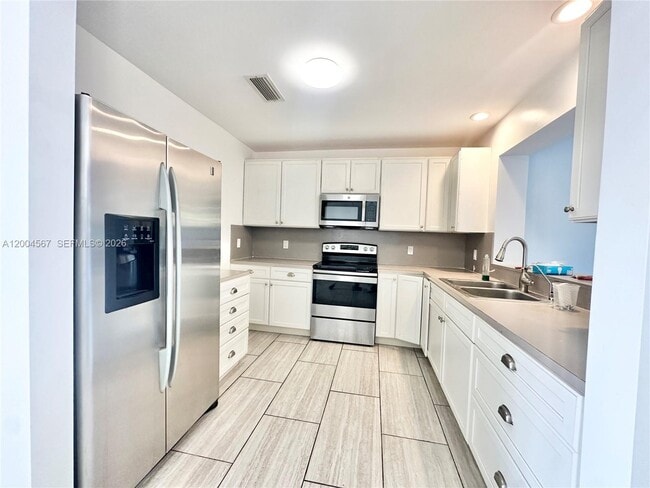 Building Photo - 4175 SW 84th Ave