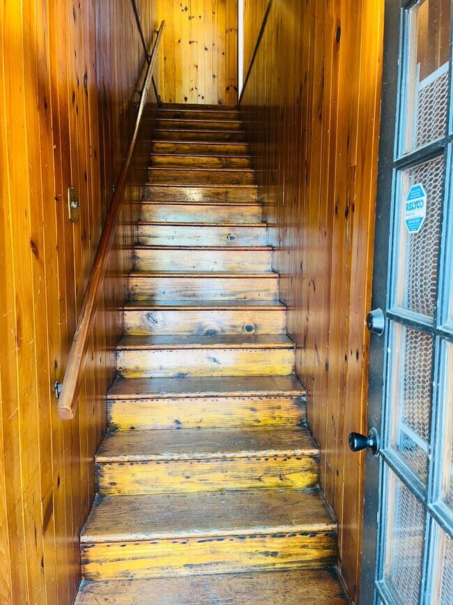 Building Photo - Beautiful 2 bedroom 1.5 bathroom apartment in Downtown Hogansville! Must see!