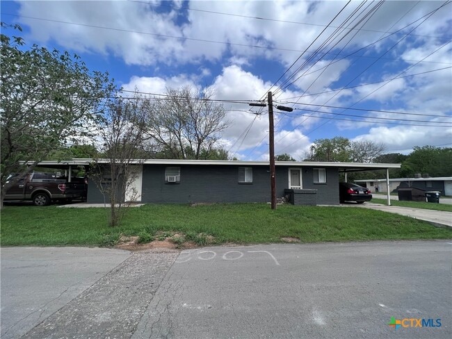 Primary Photo - 1011 Hackberry St