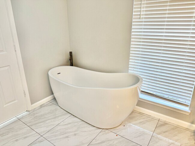 Building Photo - GORGEOUS COLONIAL IN WOODBRIDGE!