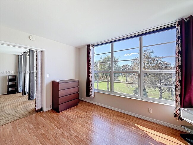 Building Photo - 605 Oaks Dr