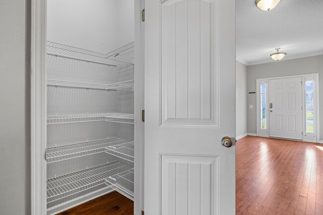 Building Photo - 5 Bedroom, 2.5 Bathroom - White Oak Subdivision - Richmond Hill