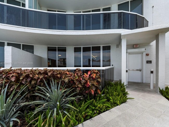 Building Photo - 15901 Collins Ave