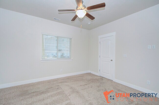 Building Photo - 1807 N Crest Rd