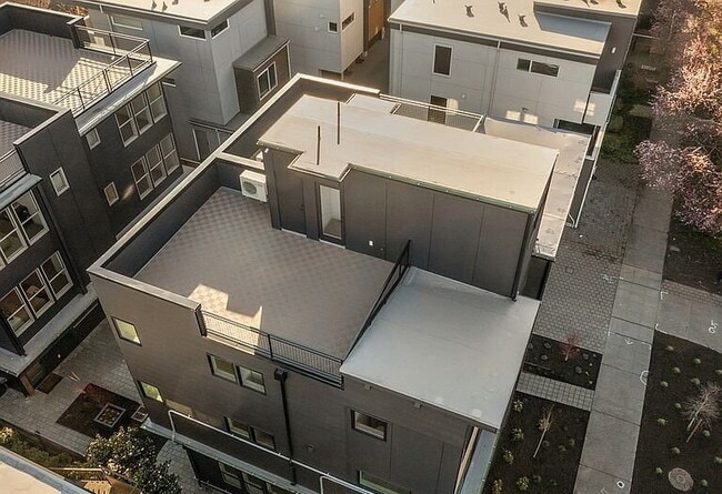 Building Photo - "Charming 3-Bedroom Gem in Seattle's Vibrant Heart - 1733 Sq. Ft. of Modern Comfort!"