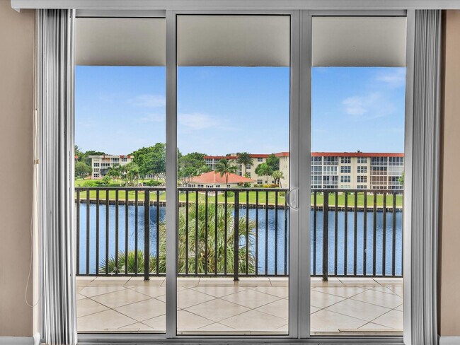 Building Photo - 1150 Hillsboro Mile