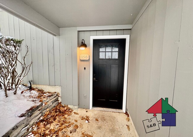 Building Photo - Modern 3 Bedroom 2.5 Bathroom Shelburne Apartment!