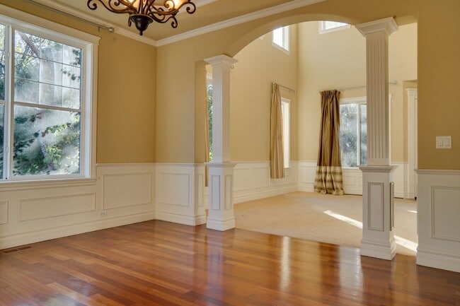 Building Photo - Custom Kent Easthill 2 Story