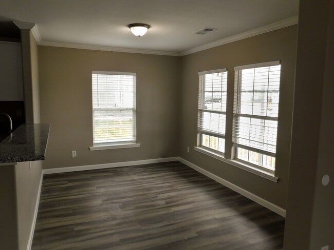Building Photo - 154 Varsity Dr
