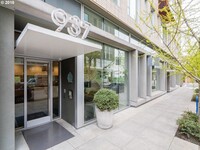 Building Photo - Stunning Condo in the Pearl District - Flo...