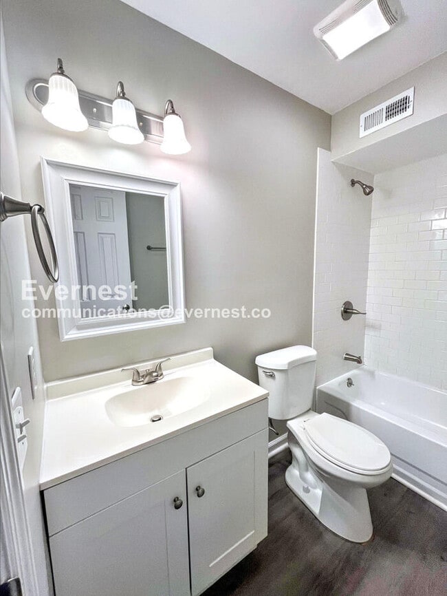 Building Photo - 2315 Oak Ct