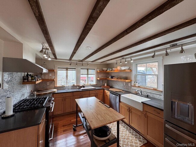 Building Photo - 69 Russell Ave