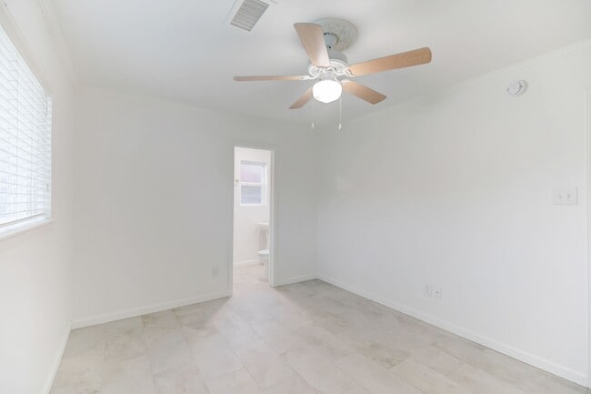 Building Photo - 726 Parkhill St