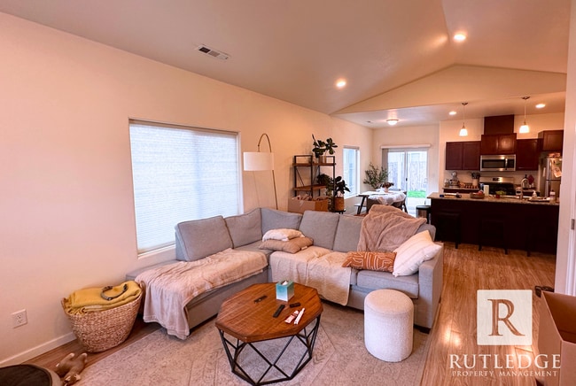 Building Photo - 3 Bedroom House in Medford!