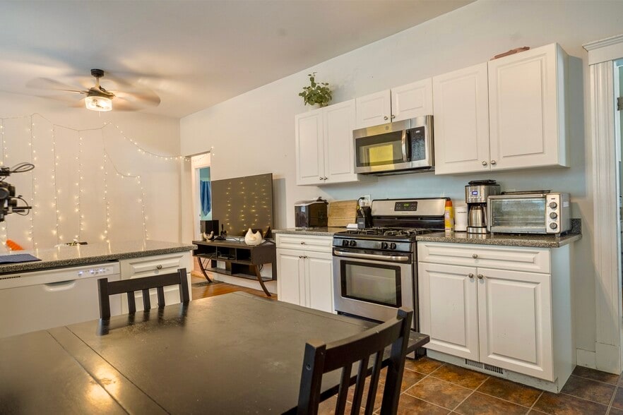 Building Photo - 108 Hillside St