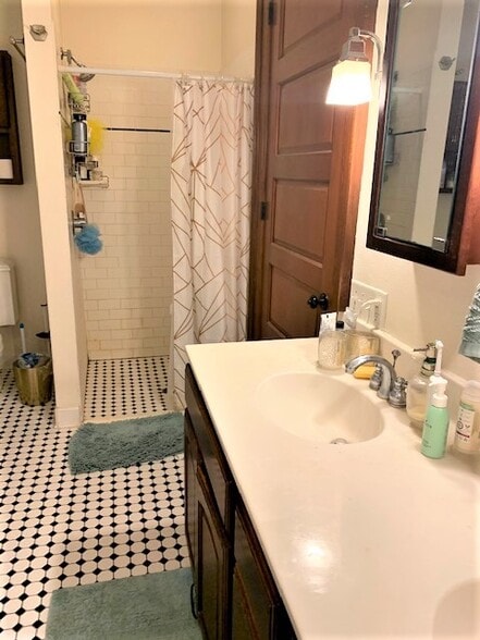 Building Photo - 125 E Johnson St