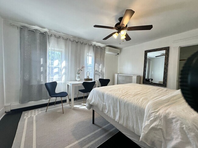 Building Photo - New Rochelle Fully Furnished Beauty