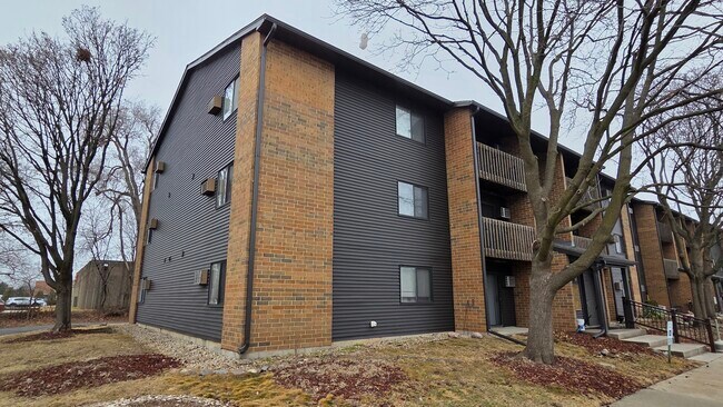 Building Photo - 627 S Virginia Rd