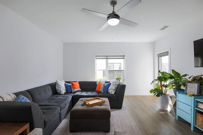 Building Photo - 2213 Poquito St