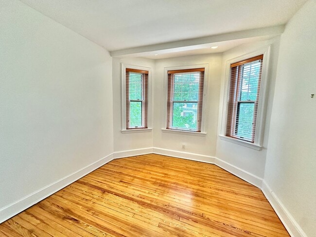 Building Photo - Historic Georgetown Sunny 2 Bedroom 1.5 Ba...